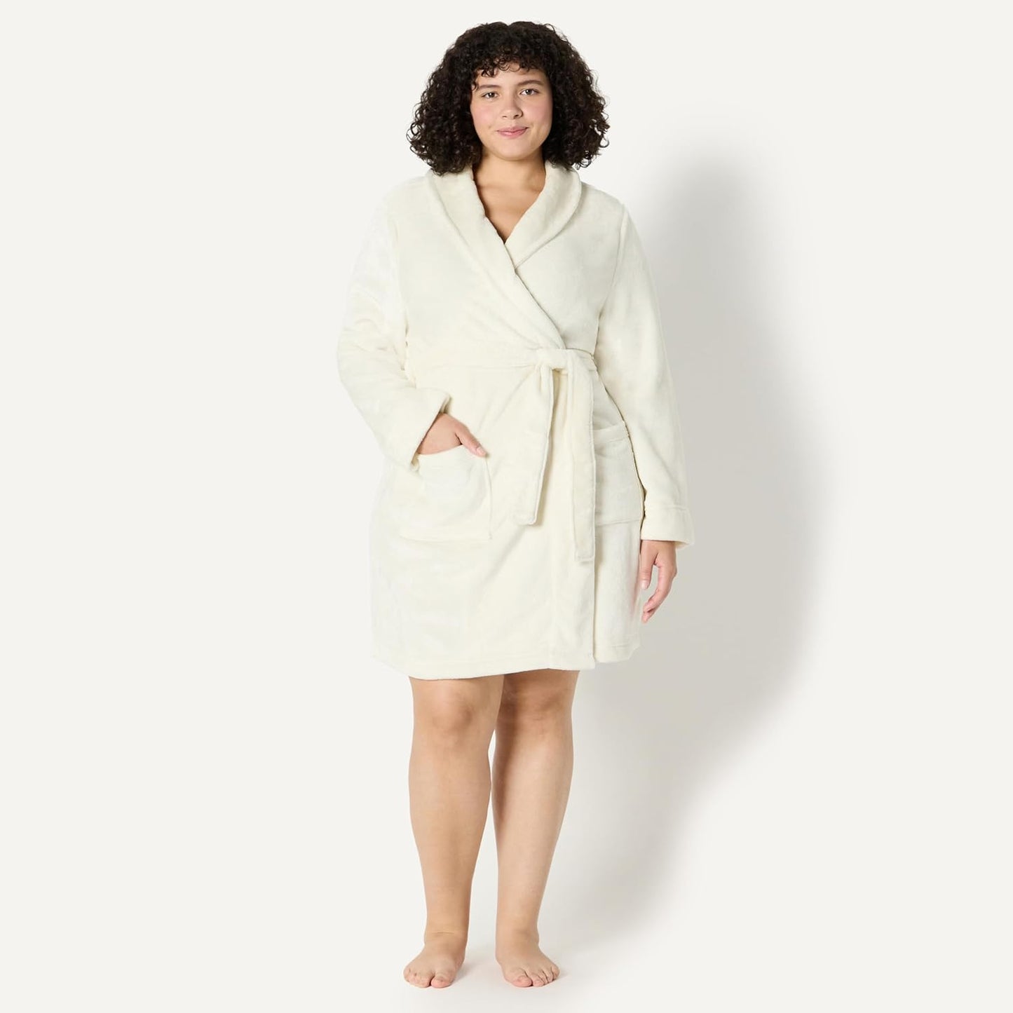 Amazon Essentials Women's Mid-Length Plush Robe (Available in Plus Size)