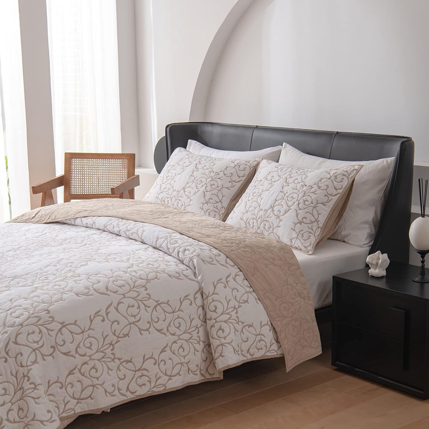 ROOMLIFE Country Quilt Bedspread & Coverlet King Size - Lightweight Vine Embroidery Pattern Reversible Bedding Set, Modern Style All Season - 3 Piece (1 Quilt, 2 Pillow Shams)