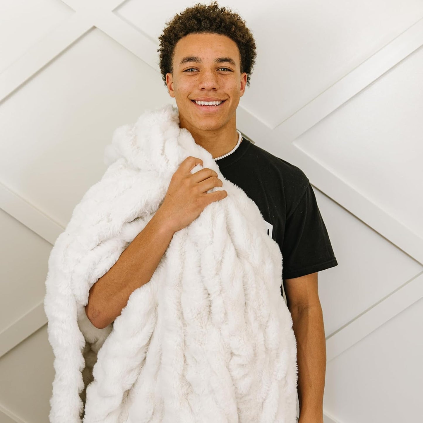 Minky Designs Polar Bear Minky Blanket – Ultra Soft Faux Fur Throw Blanket for Couch, Bed & Home – Fluffy, Warm & Luxurious – Chic Collection (X-Large, 60x84)