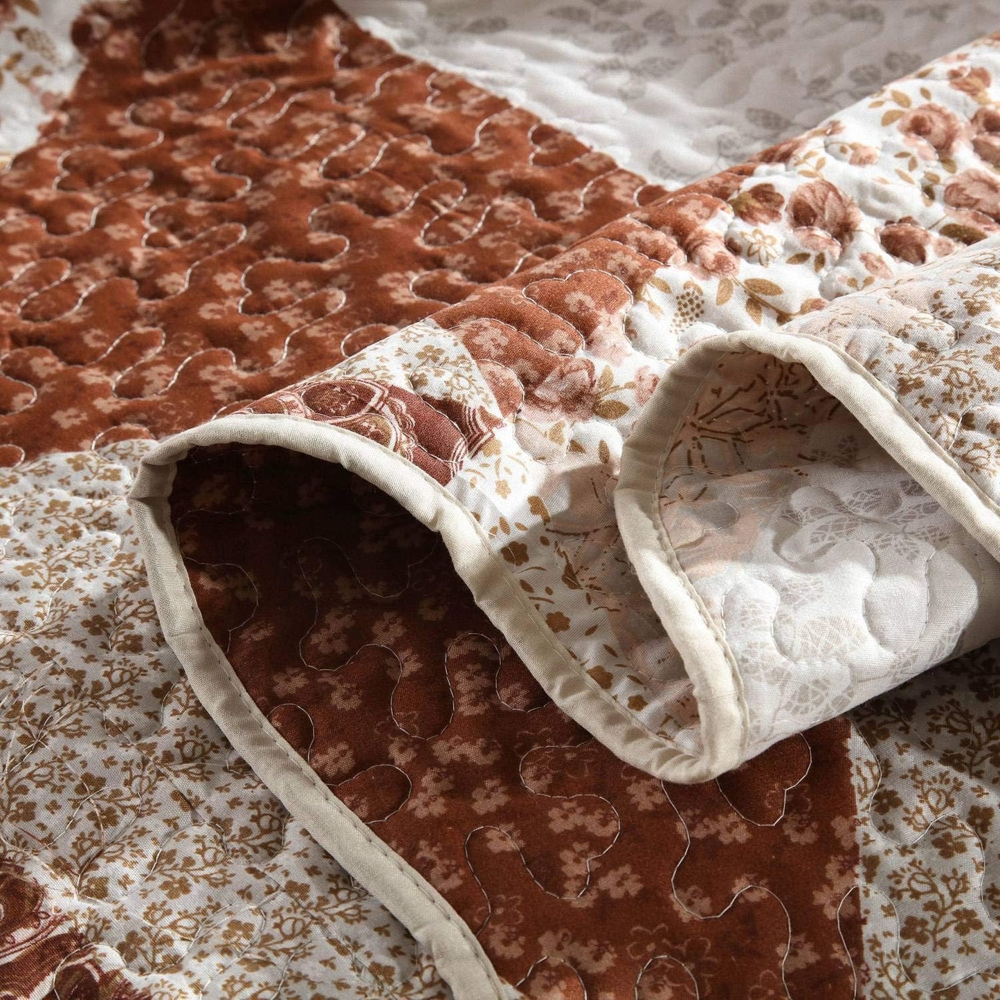 HoneiLife Quilt Set King Size - 3 Piece Microfiber Quilts Reversible Bedspreads Patchwork Coverlets Floral Bedding Set All Season Quilts with Triangle and Floral Print Pattern