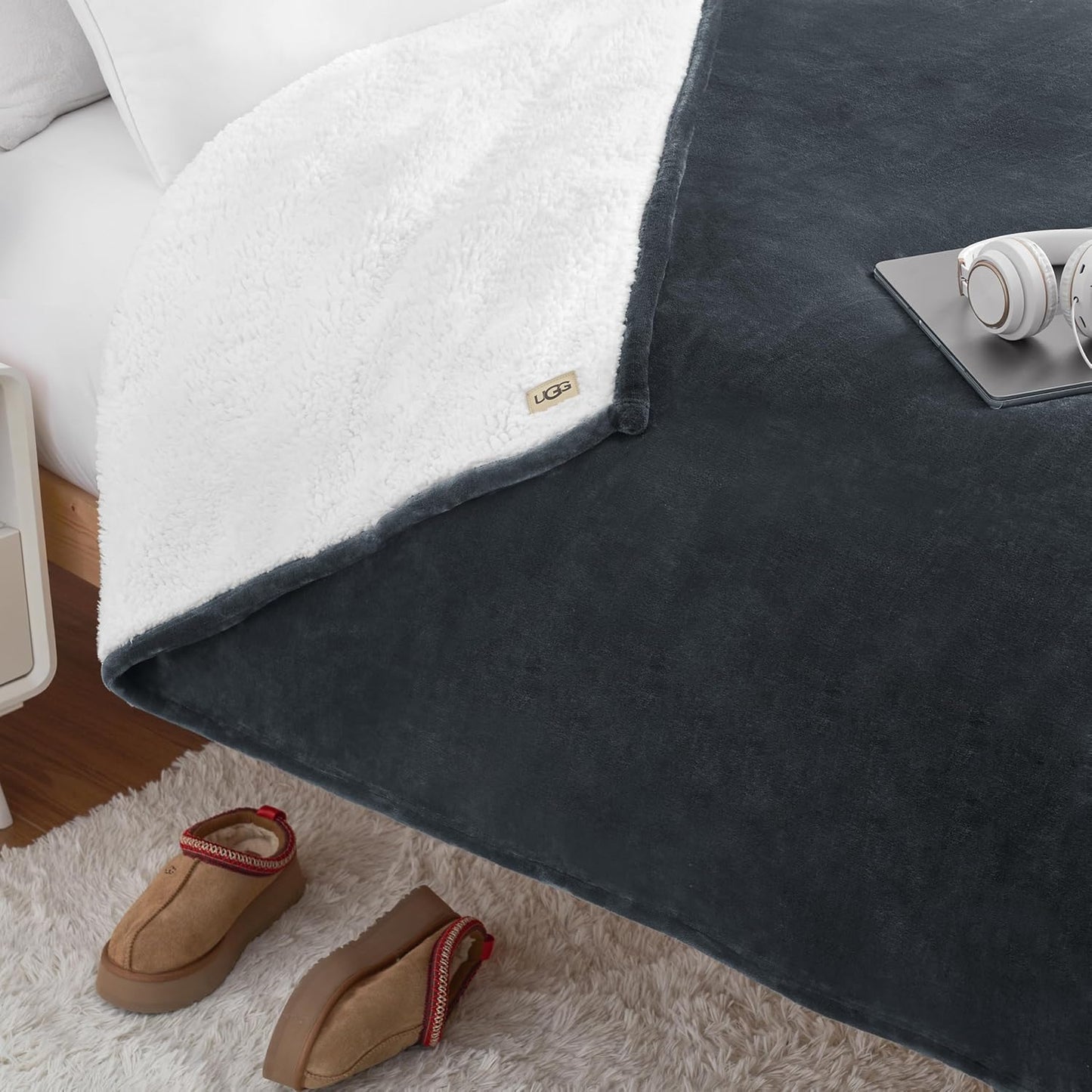 UGG Ariana Twin/Twin XL Blanket Fleece Fluffy Reversible Soft Fuzzy Bedding Cozy Big Plush Warm Oversized Bed Blanket Machine Washable Bedroom Decor for Dorm or Bed, 60-inch x 90-inch, Charcoal Grey
