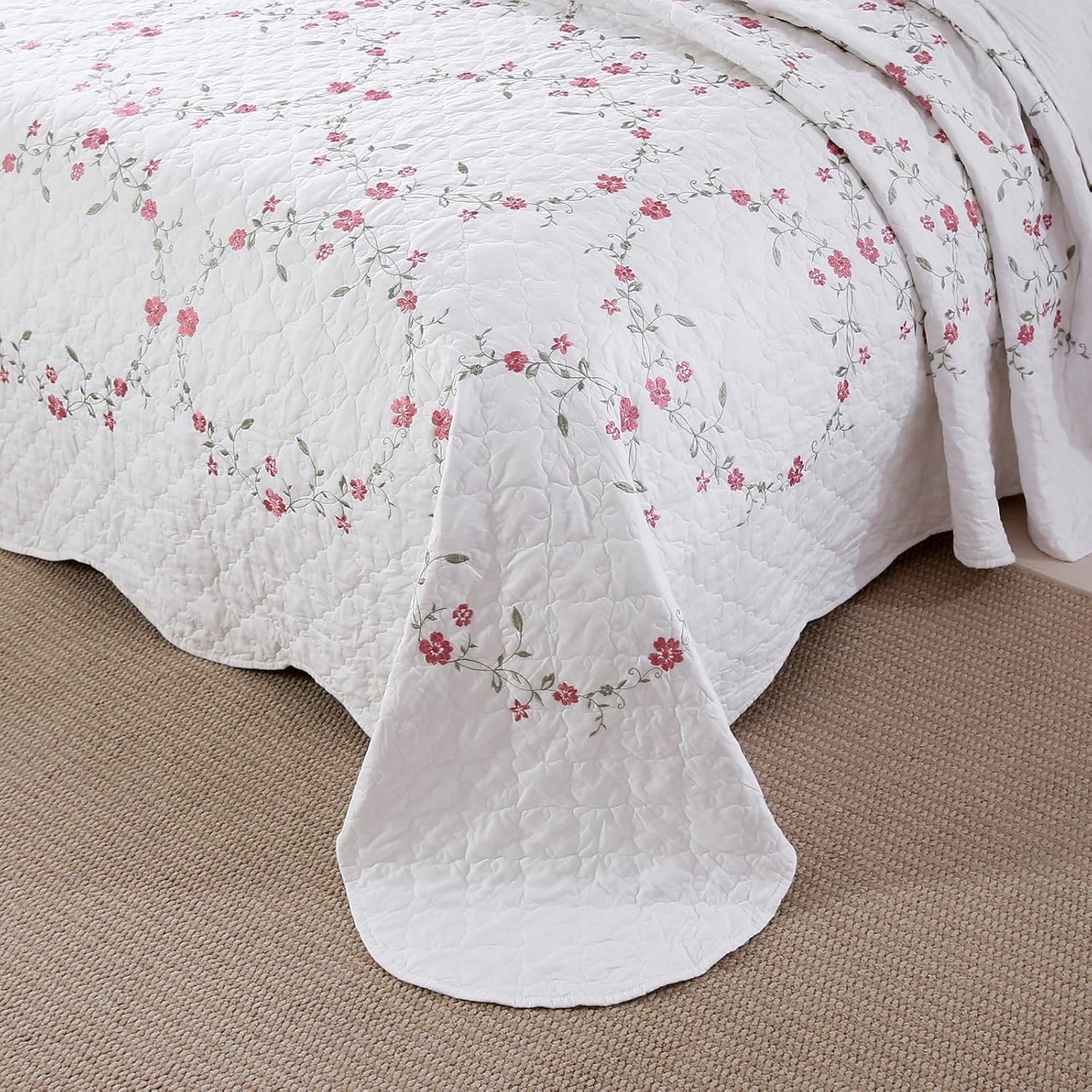 vctops 3-Piece Elegant Floral Embroidered Bedspread Coverlet Set 100% Cotton Reversible Patchwork 1 Quilt and 2 Pillow Shams Full/Queen, White