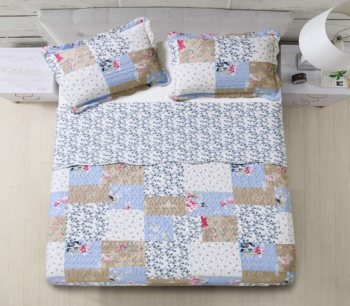 Brilliant Sunshine Pink and Blue Roses Toile Quilt Set, 3-Piece Bedding Sets Lively Patchwork Design, Washable, Reversible Bedspread, Soft Lightweight Coverlet, All-Season, King/Cal King, Blue Natural