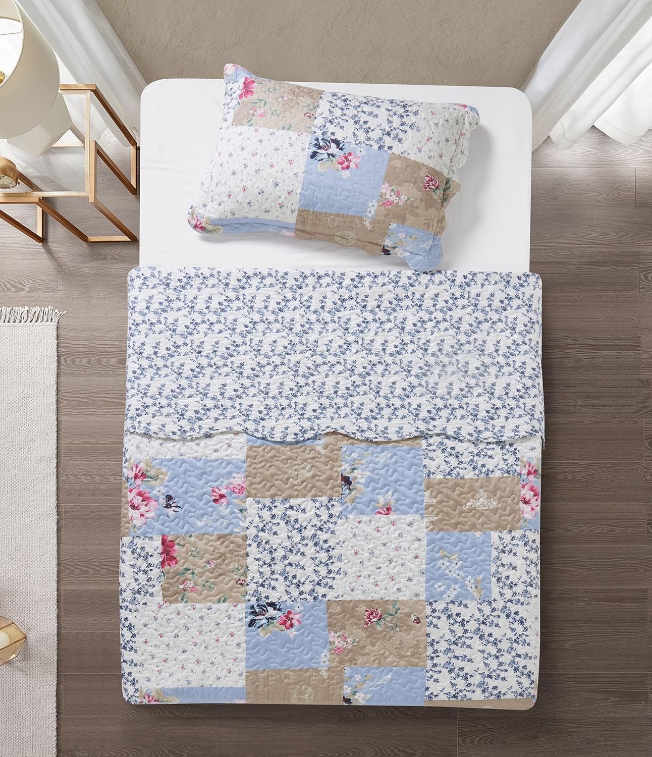 Brilliant Sunshine Pink and Blue Roses Toile Quilt Set, 2-Piece Bedding Sets, Lively Patchwork Design, Washable, Reversible Bedspread, Soft Lightweight Coverlet, All-Season, Twin/Twin XL, Blue Natural