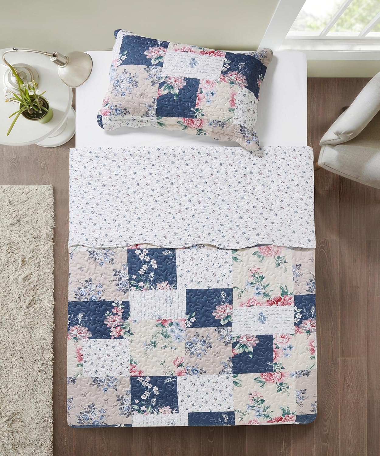 Brilliant Sunshine Roses in Beige Quilt Set, 2-Piece Bedding Sets, Lively Patchwork Design, Washable, Reversible Bedspread, Soft Lightweight Coverlet, All-Season, Twin/Twin XL, Vintage Indigo