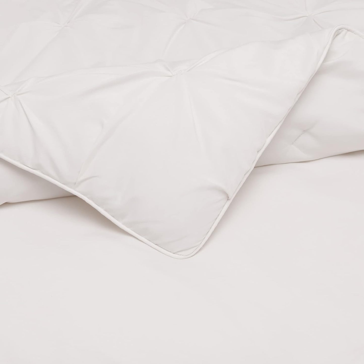 Amazon Basics Warm, Soft King Size All-Season Down-Alternative 3-Piece Comforter Bedding Set, Pinch Pleat With Piped Edges Design, Cream