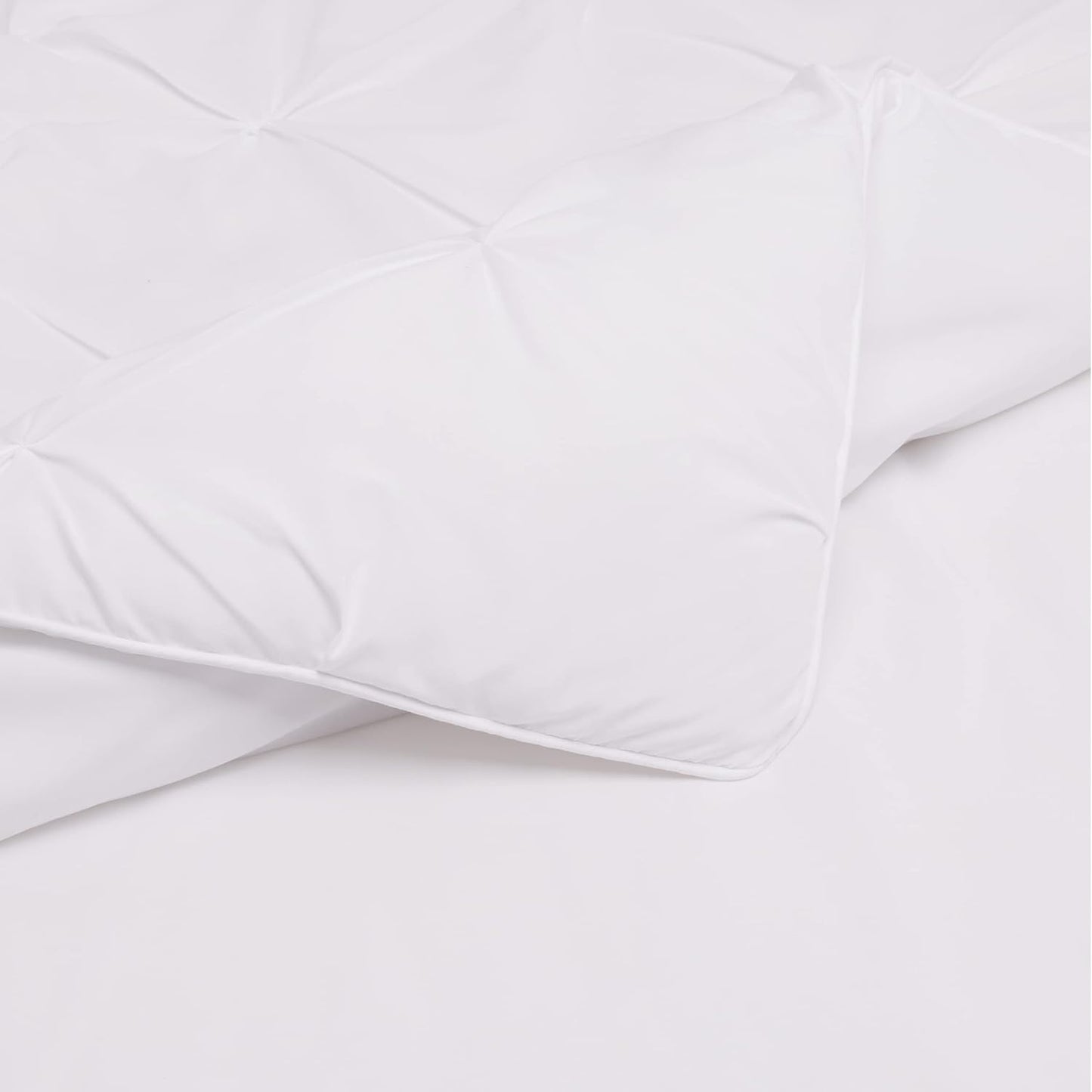 Amazon Basics Soft, Lightweight Twin Size Comforter Sets, All-Season Down-Alternative 2-Piece Bedding Set, Pinch Pleat Design, Twin/TwinXL Size, Bright White