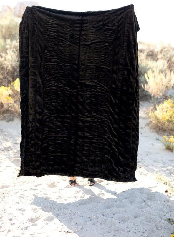 Minky Couture Hugs Blanket - Extra Plush Blanket for Premium Gifting - Stretchy Bubbled Cozy Throw - Silky Smooth - Durable & Machine-Washable - Travel-Friendly - Grande, Black