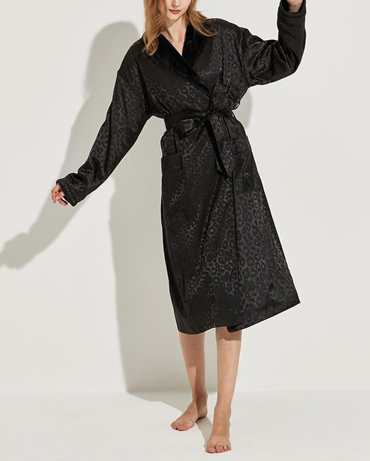 Women's Long Sleeve Fleece Robe with Pockets Jacquard Fluffy Plush Bathrobe