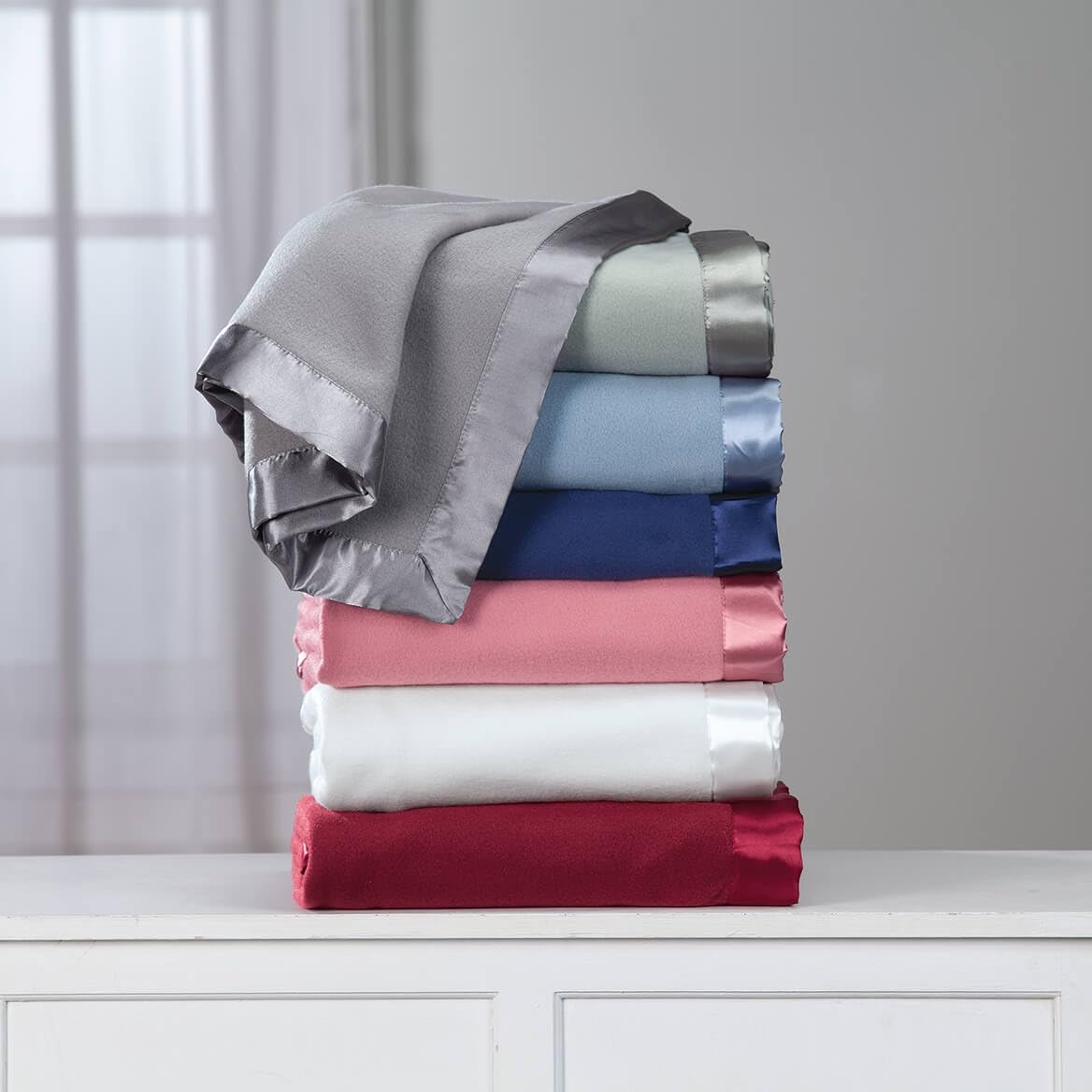OakRidge Satin Fleece Blanket, Full/Queen, Twin or King Size – 100% Polyester Lightweight Fabric and Cozy Satin Binding Edges in Tightly Folding Travel Blanket, White
