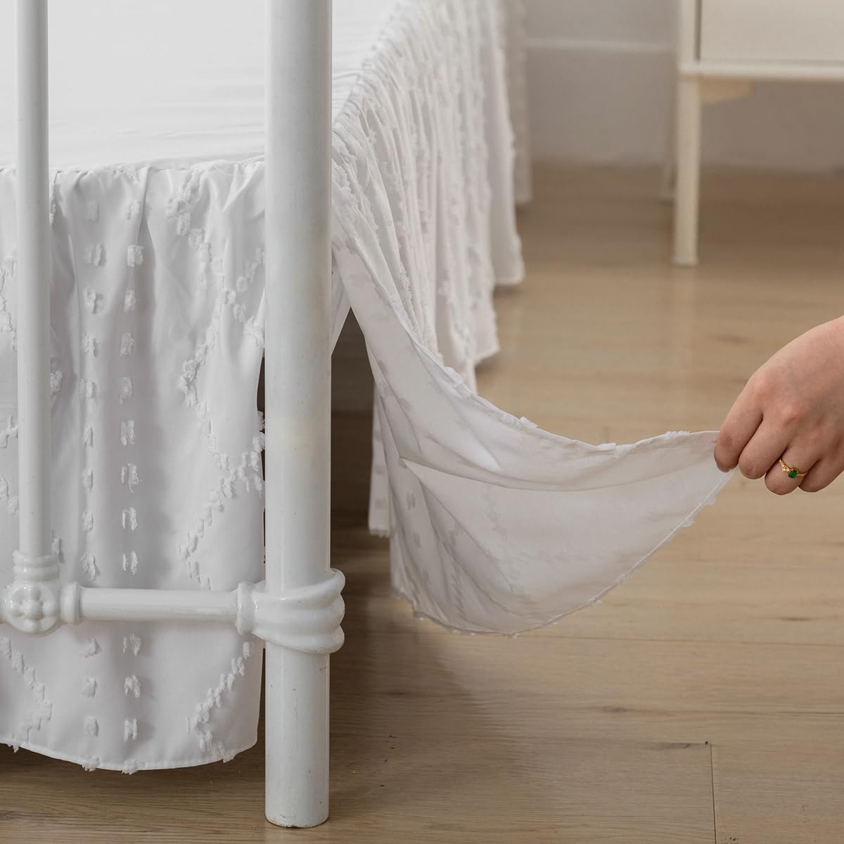Bed Skirt King Size，Ruffled White Bed Skirt with Split Corners，King Bed Skirt 12 Inch Drop, Boho Tufted Shabby Chic King Size Bed Skirt, Bed Skirt King Size