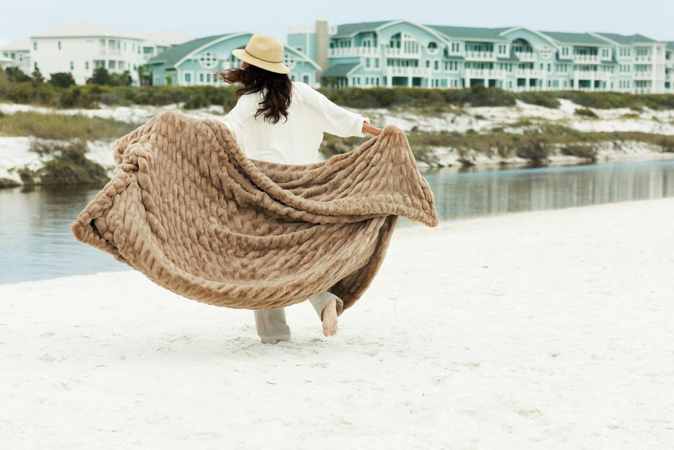 Minky Couture Hugs Blanket - Extra Plush Blanket for Premium Gifting - Stretchy Bubbled Cozy Throw - Silky Smooth - Durable & Machine-Washable - Travel-Friendly - Grande, Milk Chocolate