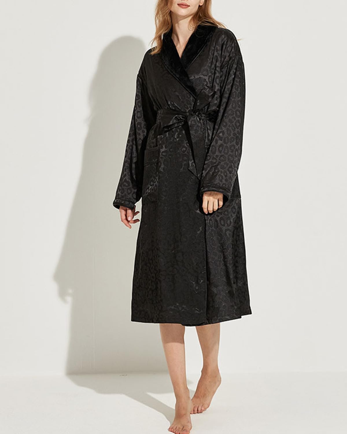 Women's Long Sleeve Fleece Robe with Pockets Jacquard Fluffy Plush Bathrobe