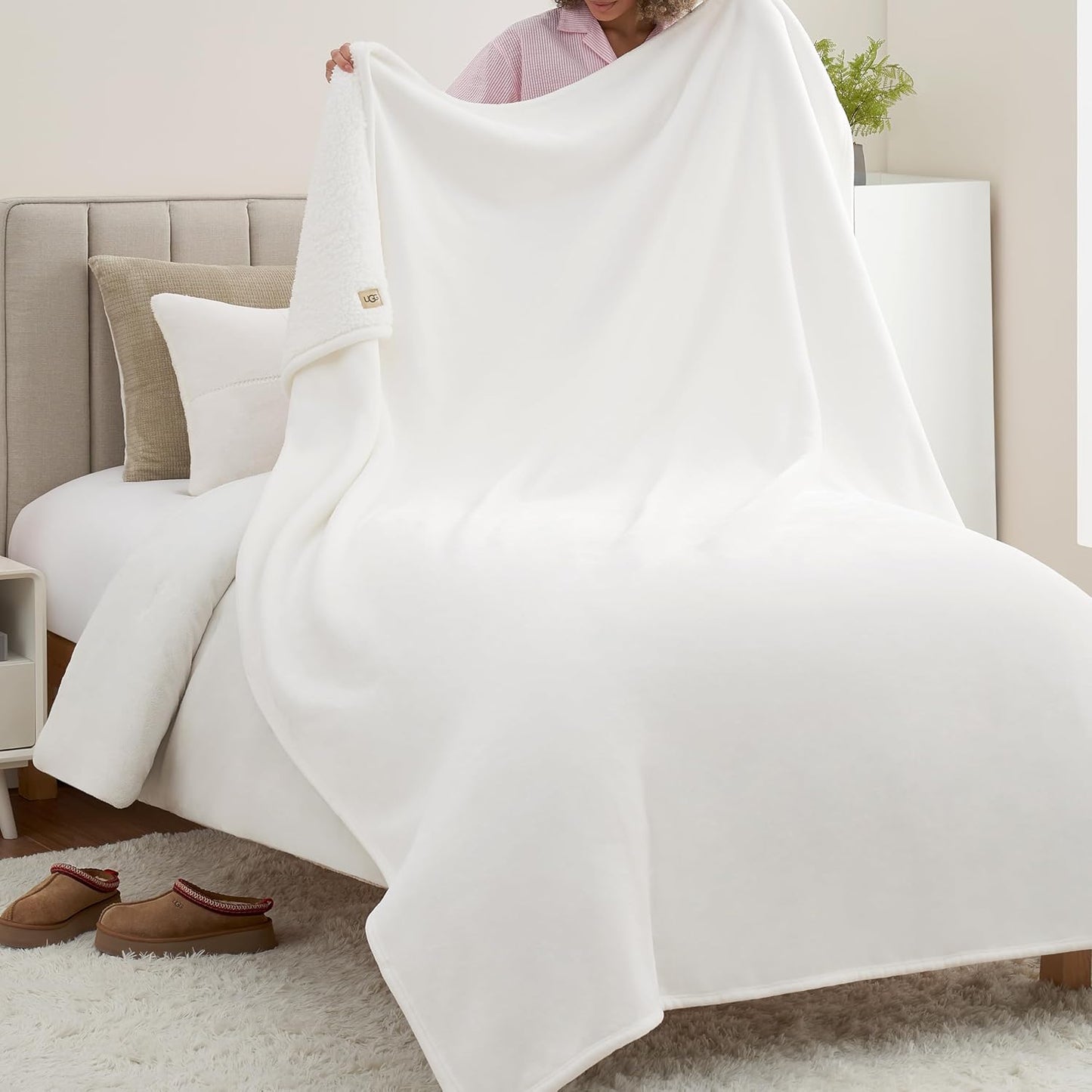 UGG Ariana Twin/Twin XL Blanket Fleece Fluffy Reversible Soft Fuzzy Bedding Cozy Big Plush Warm Oversized Bed Blanket Machine Washable Bedroom Decor for Dorm or Bed, 60-inch x 90-inch, White Snow