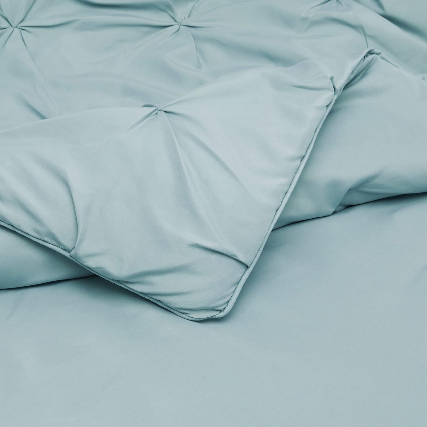 Amazon Basics Soft, Lightweight Queen Size Comforter Sets, All-Season Down-Alternative 3-Piece Bedding Set, Pinch Pleat Design, Full/Queen Size, Spa Blue