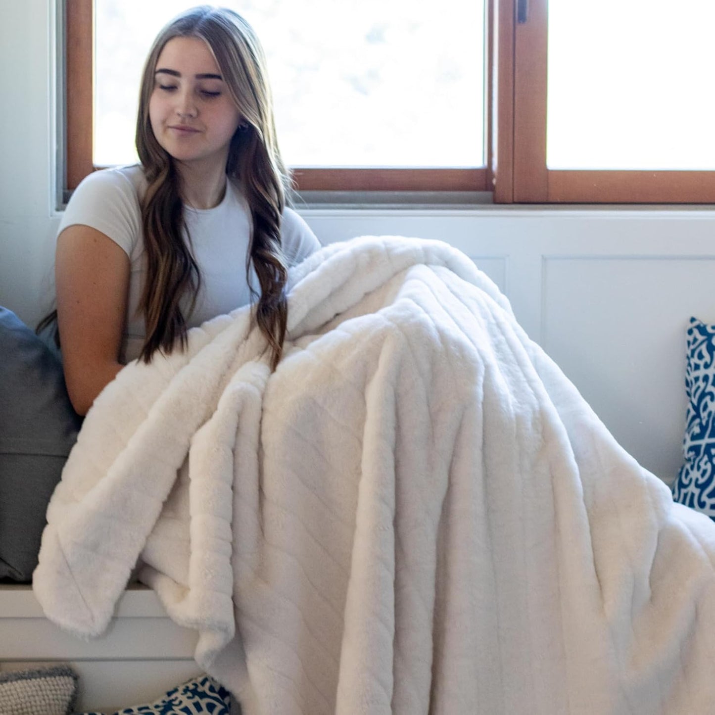 Minky Designs Polar Bear Minky Blanket – Ultra Soft Faux Fur Throw Blanket for Couch, Bed & Home – Fluffy, Warm & Luxurious – Posh Collection (Large, 60x72)