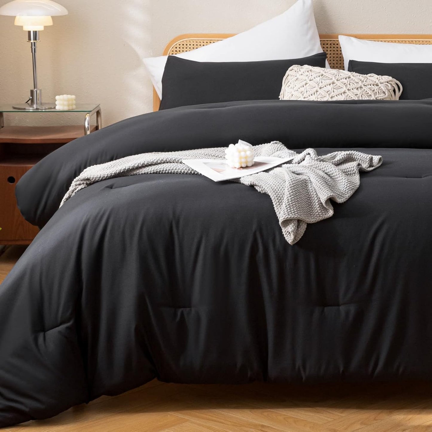 ROSGONIA Oversized Queen Comforter Black, 3pcs (1 Comforter & 2 Pillowcases) Lightweight Oversized Queen Comforter Sets Bedding Blanket Quilts