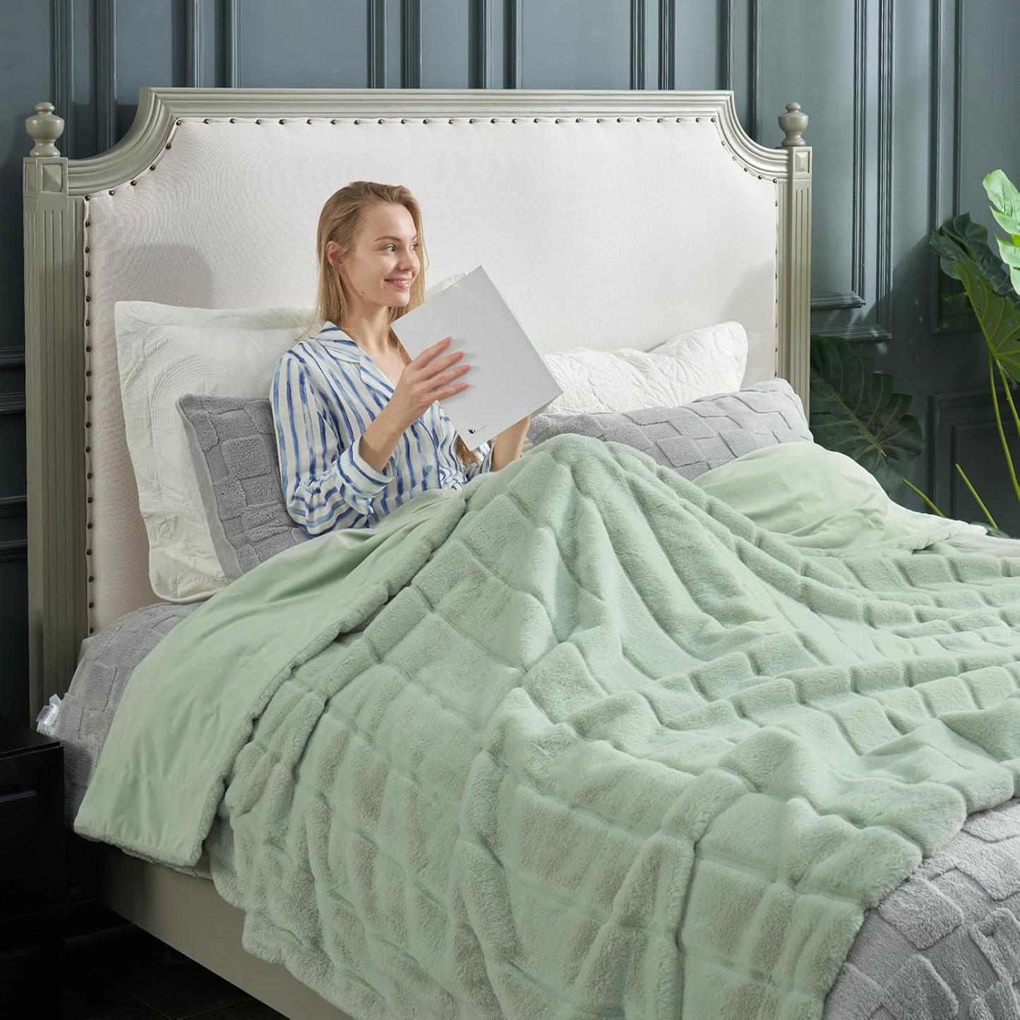 Cozy Bliss Faux Fur Throw Blanket for Couch, Cozy Warm Plush Striped Blanket for Sofa Bedroom Living Room, 90 * 90 Inches Green