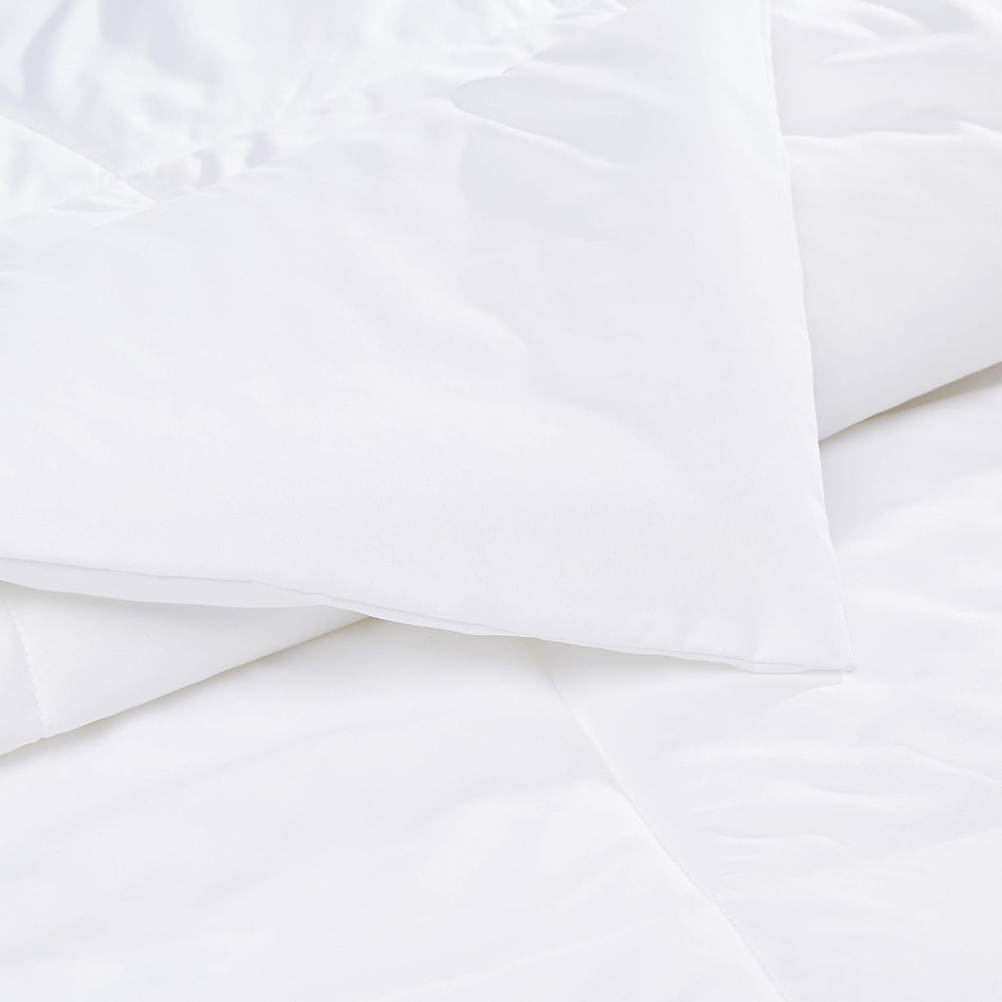 Amazon Basics Comforter Blanket Twin/Twin XL, Reversible Lightweight Microfiber All Season Blanket, White