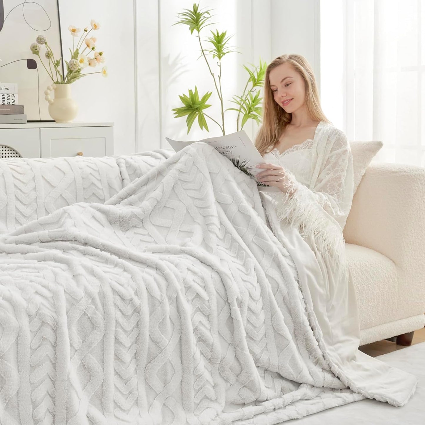 Cozy Bliss Faux Fur Throw Blanket for Couch, Jacquard Fuzzy Plush Soft Thick Winter Throw Blanket for Sofa Bed Living Room Bedroom，50"x60" Beige