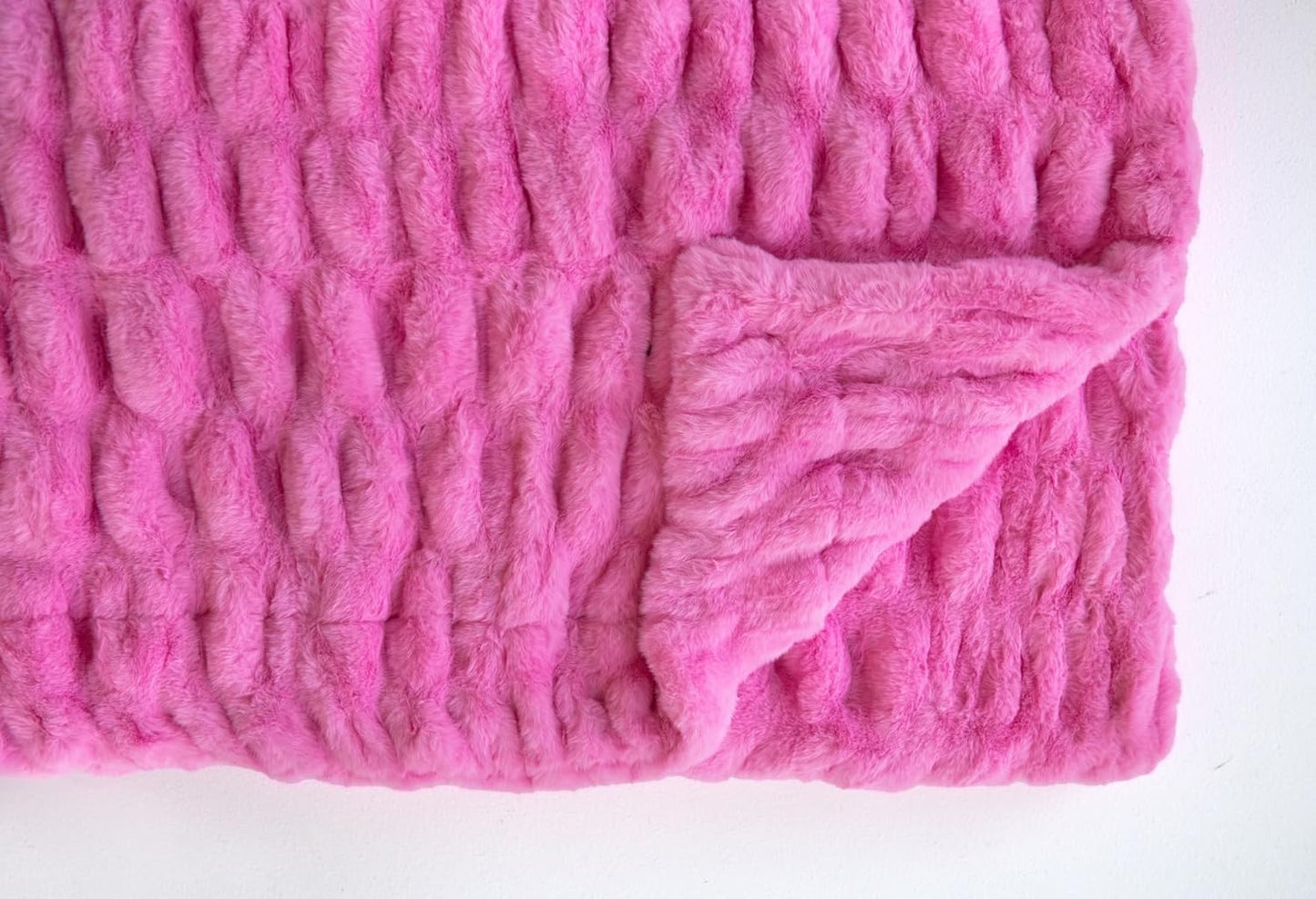 Minky Couture Hugs Blanket - Extra Plush Blanket for Premium Gifting - Stretchy Bubbled Cozy Throw - Silky Smooth - Durable & Machine-Washable - Travel-Friendly - Grande, Pink