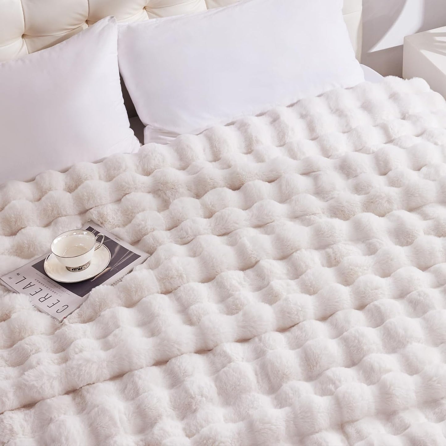 Heated Blanket King Size with 1/2/4/6/8 Hours Auto-Off 10 Heat Level, 90'' * 100'' Cozy Faux Rabbit Fur Bubble Electric Blanket with Overheat Protection(White)