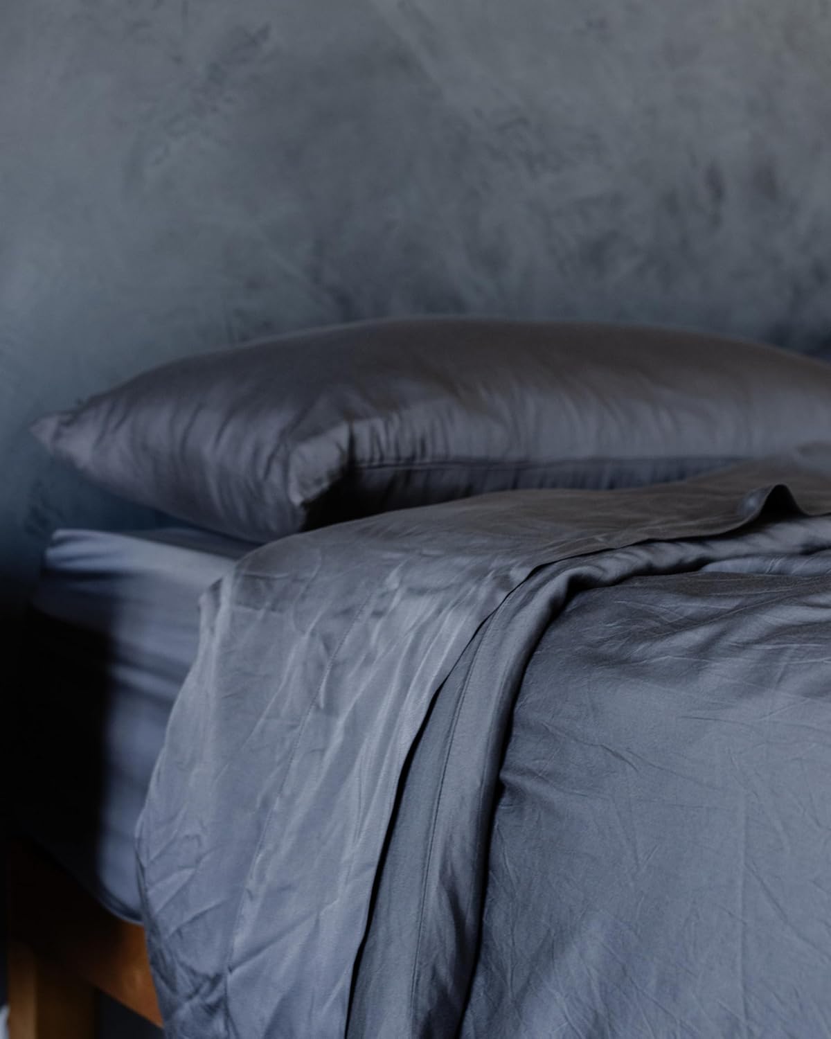 Cozy Earth Luxury Duvet Cover Twin - 100% Viscose from Bamboo - Ultra-Soft, Cooling & Lightweight Duvet Cover - Temperature-Regulating Bedding with Concealed Zip & Interior Snap Closures - Charcoal