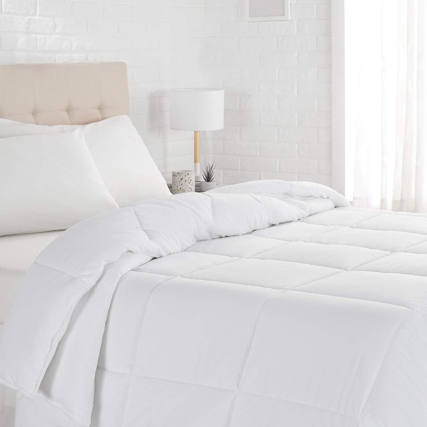 Amazon Basics White Down Alternative Comforter and Duvet Insert with Corner Tabs (King, Light)