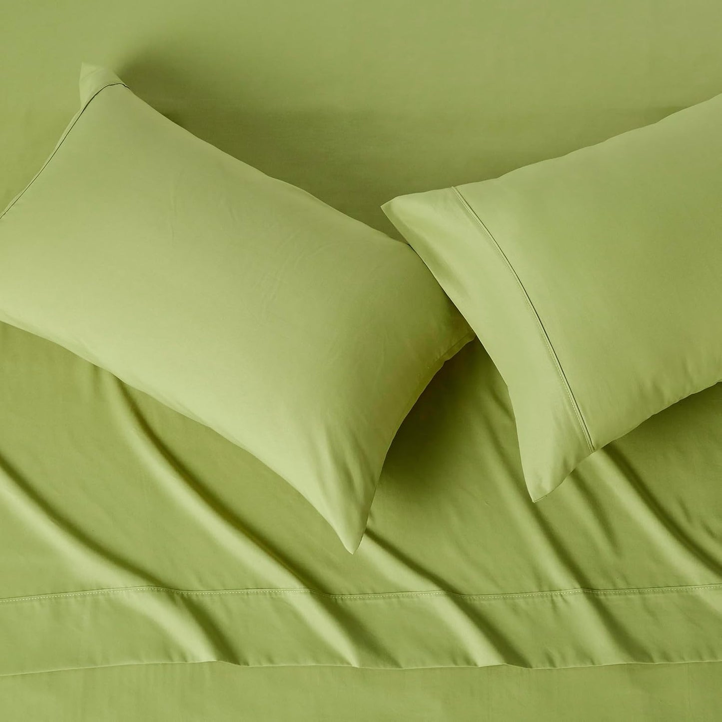 Amazon Basics Lightweight Microfiber 4-Piece Bed Sheet Set, Oliver Light, Solid, Full