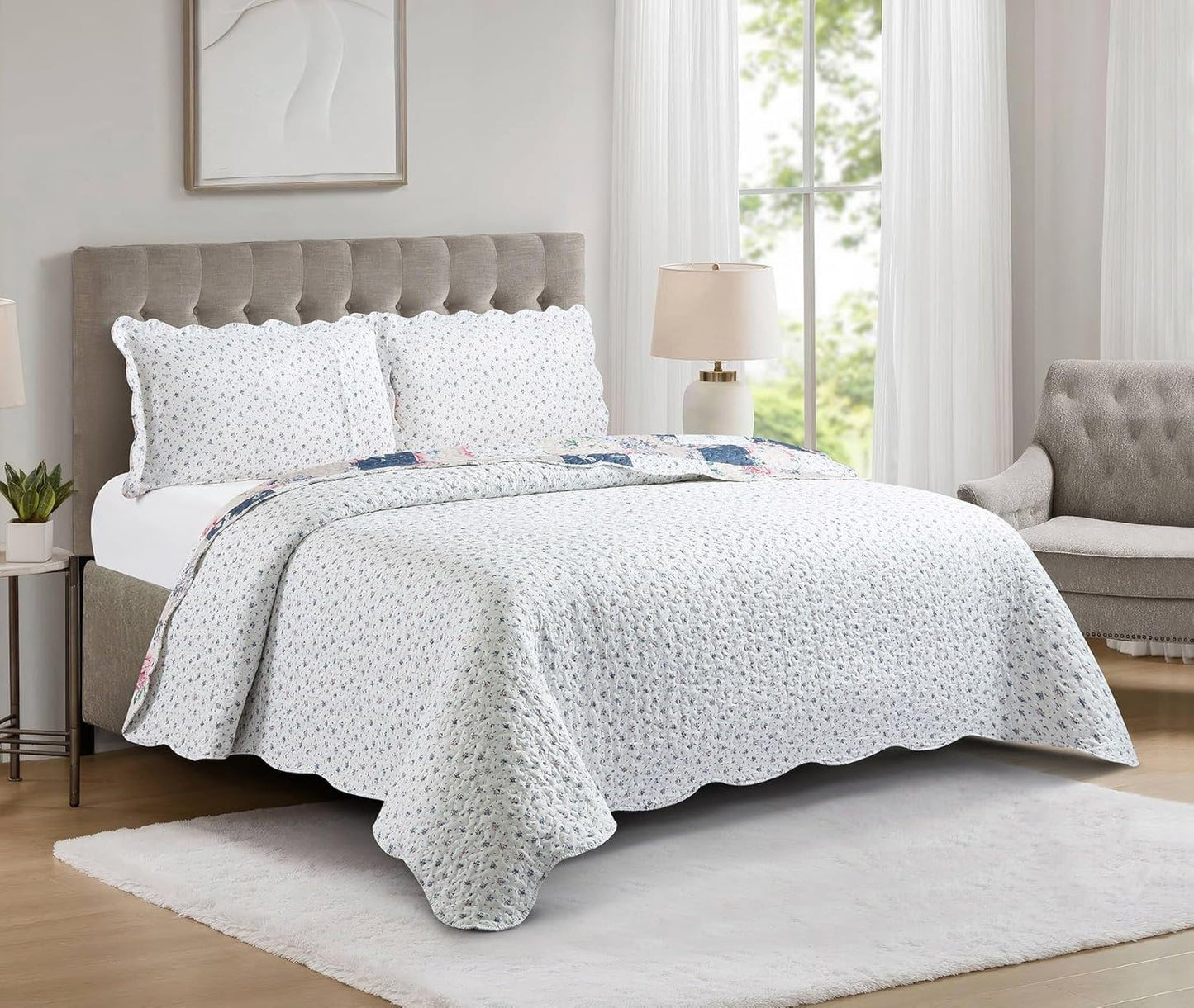 Brilliant Sunshine Roses in Beige Quilt Set, 3-Piece Bedding Sets, Lively Patchwork Design, Washable and Reversible Bedspread, Soft Lightweight Coverlet, All-Season, King/Cal King, Vintage Indigo
