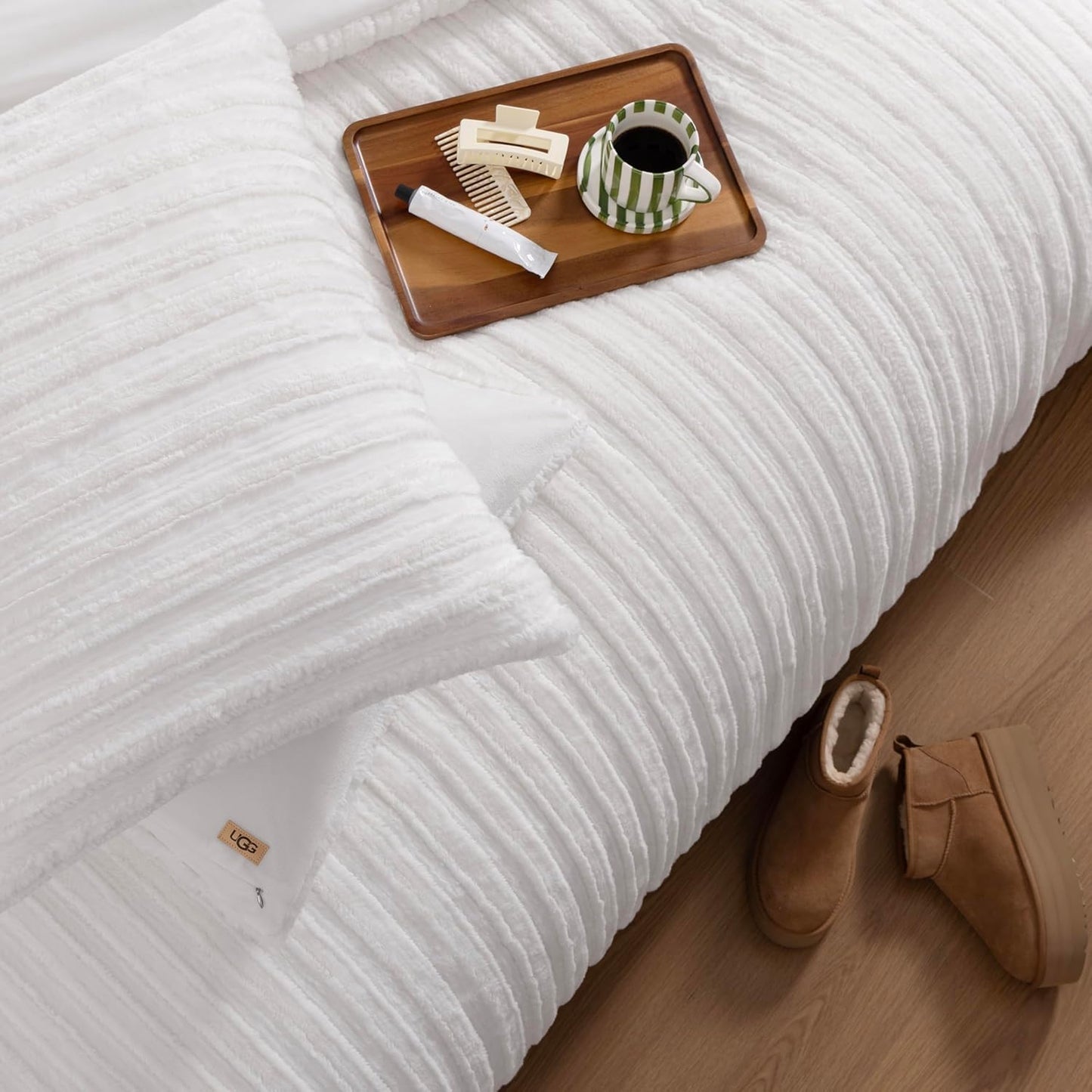 UGG Full/Queen Comforter Set with 2 Pillow Shams Plush Faux Fur Bedding Soft Warm Down Alternative Comforter Washable Hypoallergenic Fluffy Blanket Set for Bedroom, Full/Queen, White Snow (Kenzie)