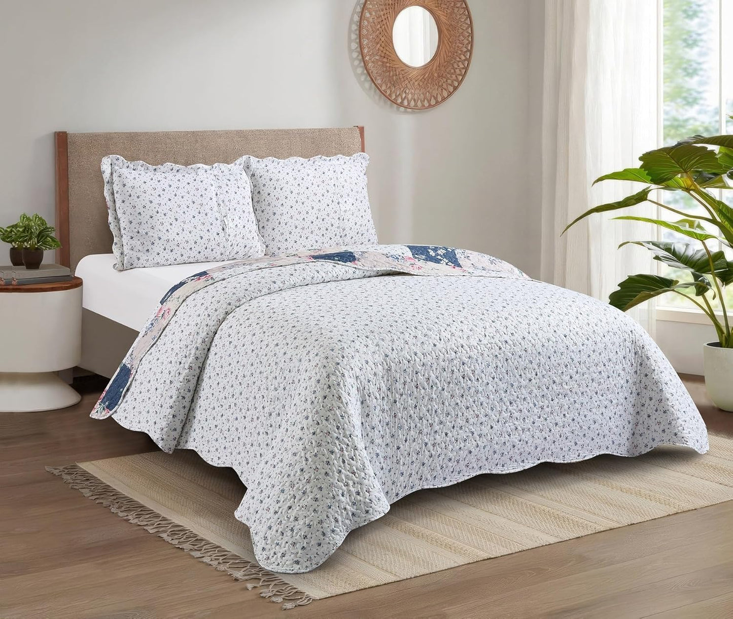 Brilliant Sunshine Roses in Beige Quilt Set, 3-Piece Bedding Sets, Lively Patchwork Design, Washable and Reversible Bedspread, Soft Lightweight Coverlet, All-Season, Full/Queen, Vintage Indigo