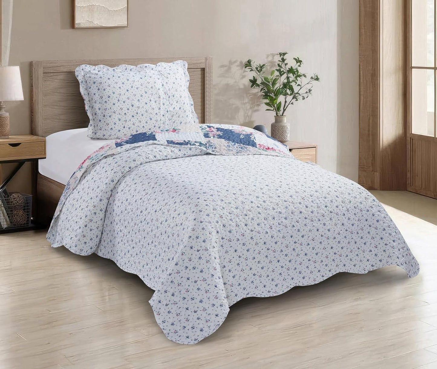 Brilliant Sunshine Roses in Beige Quilt Set, 2-Piece Bedding Sets, Lively Patchwork Design, Washable, Reversible Bedspread, Soft Lightweight Coverlet, All-Season, Twin/Twin XL, Vintage Indigo
