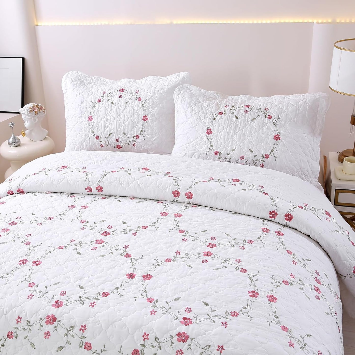 vctops 3-Piece Elegant Floral Embroidered Bedspread Coverlet Set 100% Cotton Reversible Patchwork 1 Quilt and 2 Pillow Shams Full/Queen, White