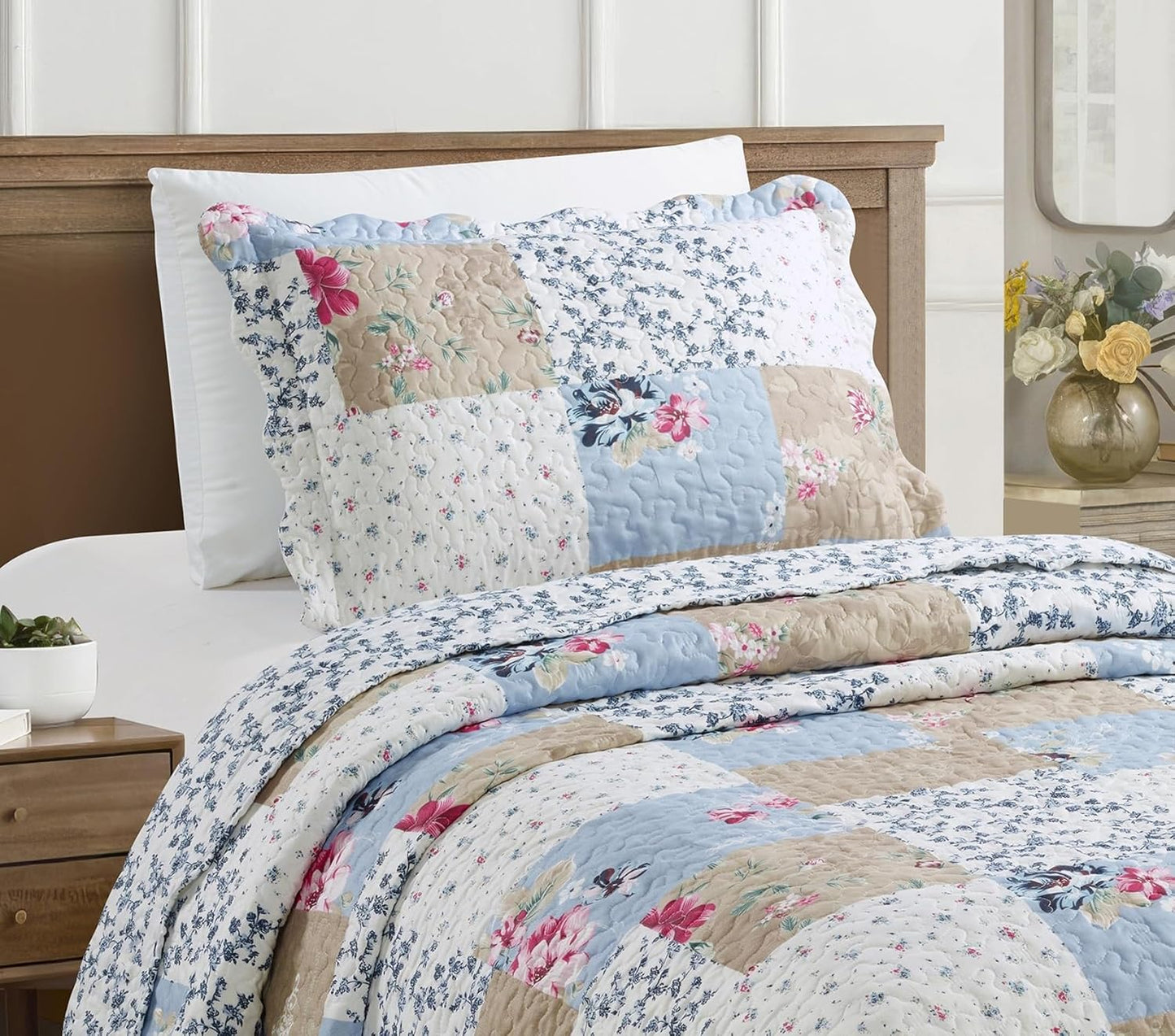 Brilliant Sunshine Pink and Blue Roses Toile Quilt Set, 2-Piece Bedding Sets, Lively Patchwork Design, Washable, Reversible Bedspread, Soft Lightweight Coverlet, All-Season, Twin/Twin XL, Blue Natural