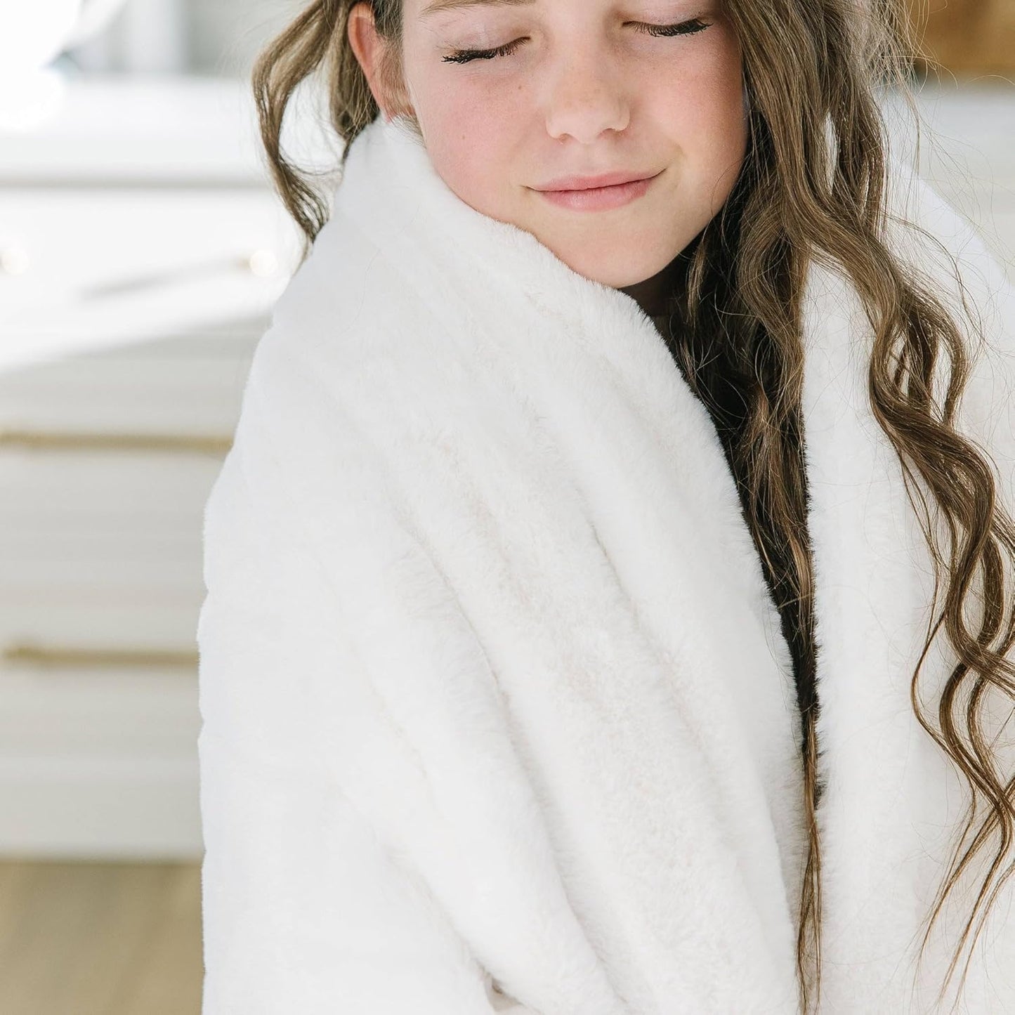 Minky Designs Polar Bear Minky Blanket – Ultra Soft Faux Fur Throw Blanket for Couch, Bed & Home – Fluffy, Warm & Luxurious – Posh Collection (Large, 60x72)