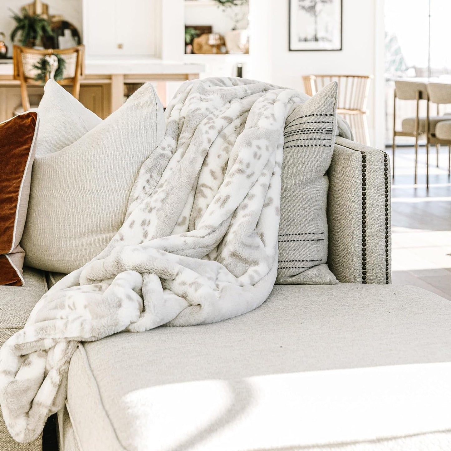 Minky Designs Arctic Lynx Minky Blanket – Ultra Soft Faux Fur Throw Blanket for Couch, Bed & Home – Fluffy, Warm & Luxurious – Posh Collection (Small, 30x36)