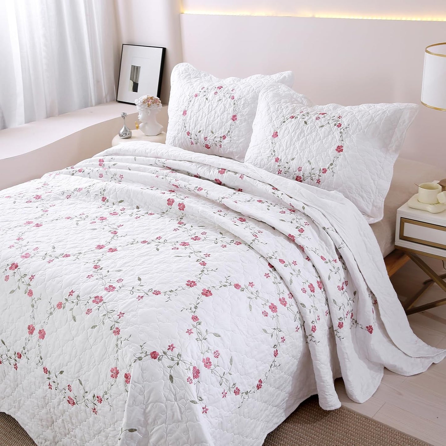 vctops 3-Piece Elegant Floral Embroidered Bedspread Coverlet Set 100% Cotton Reversible Patchwork 1 Quilt and 2 Pillow Shams Full/Queen, White