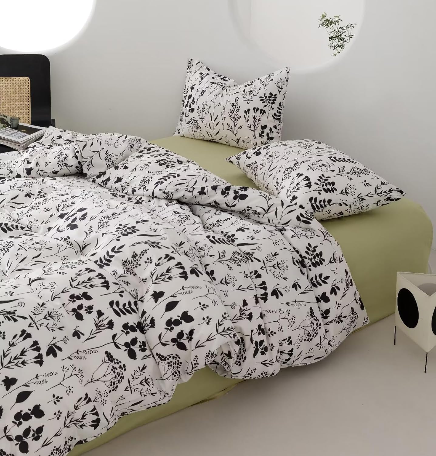 KAREVER Black Botanical Comforter Set Twin White Black Floral Plant Bedding Comforter Set Girls Garden Pattern Printed on White Blanket Rustic Leaf Blossom Women White Farmhouse Comforter Twin