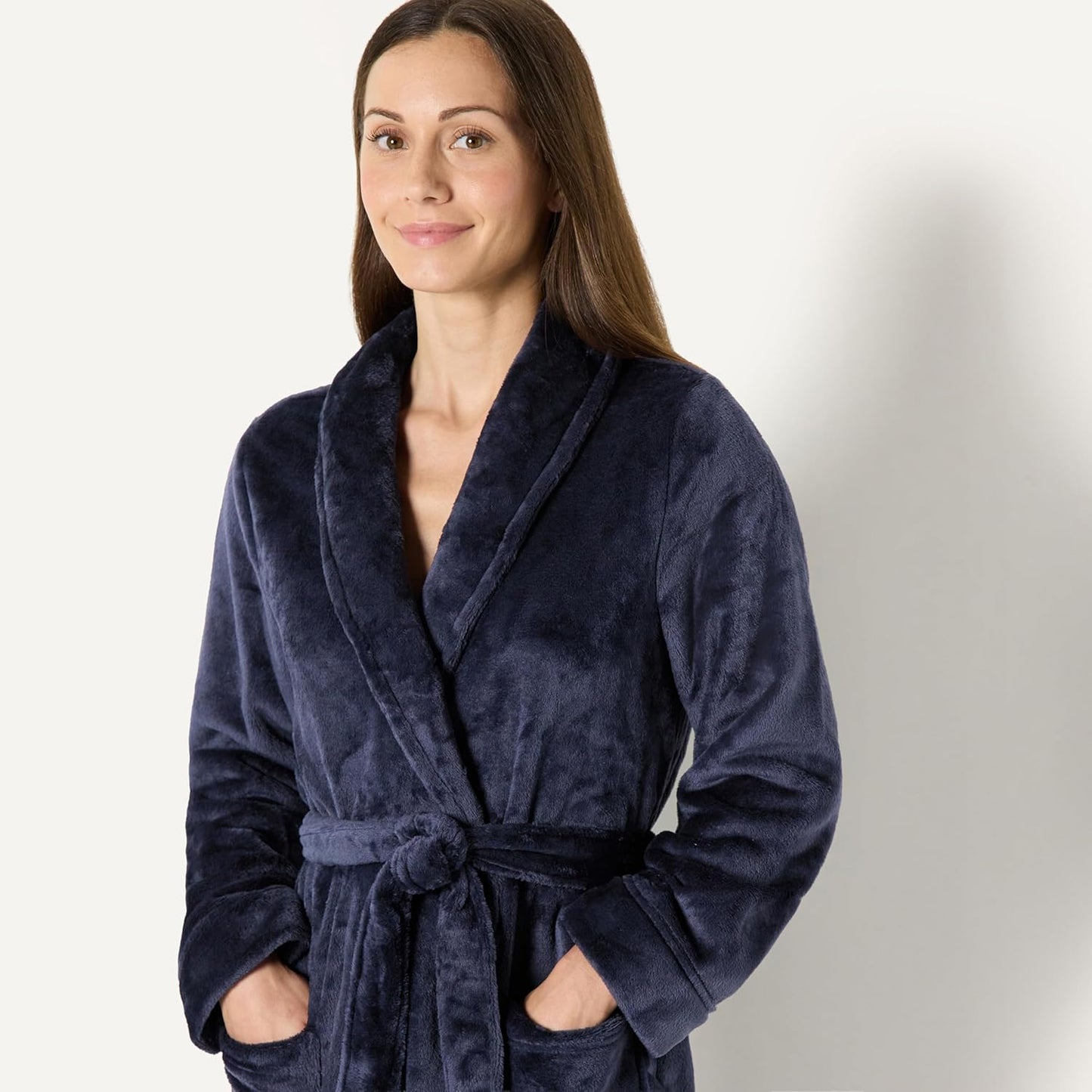Amazon Essentials Women's Mid-Length Plush Robe (Available in Plus Size)