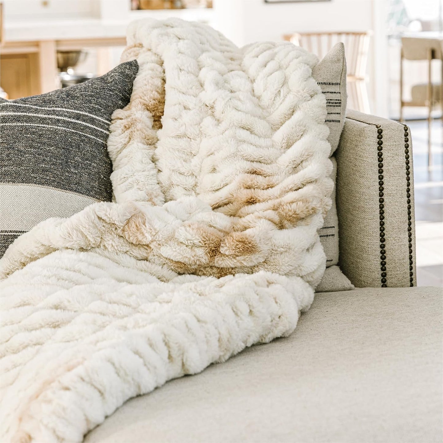 Minky Designs Crème Brulee Minky Blanket – Ultra Soft Faux Fur Throw Blanket for Couch, Bed & Home – Fluffy, Warm & Luxurious – Chic Collection (X-Large, 60x84)