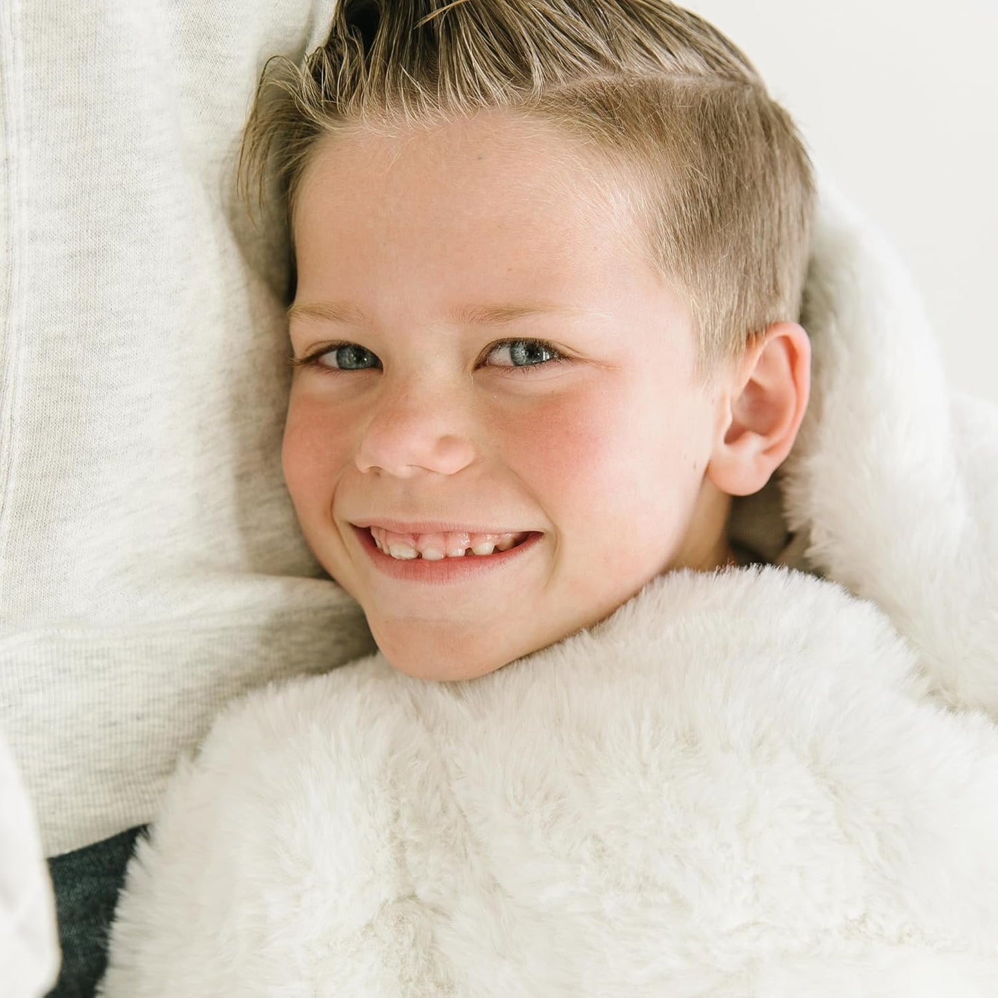 Minky Designs Polar Bear Minky Blanket – Ultra Soft Faux Fur Throw Blanket for Couch, Bed & Home – Fluffy, Warm & Luxurious – Chic Collection (Large, 60x72)