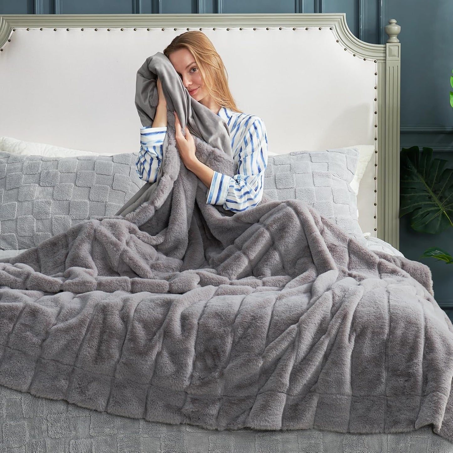 Cozy Bliss Faux Fur Throw Blanket for Couch, Cozy Soft Plush Thick Winter Blanket for Sofa Bedroom Living Room, 60 * 80 Inches Grey