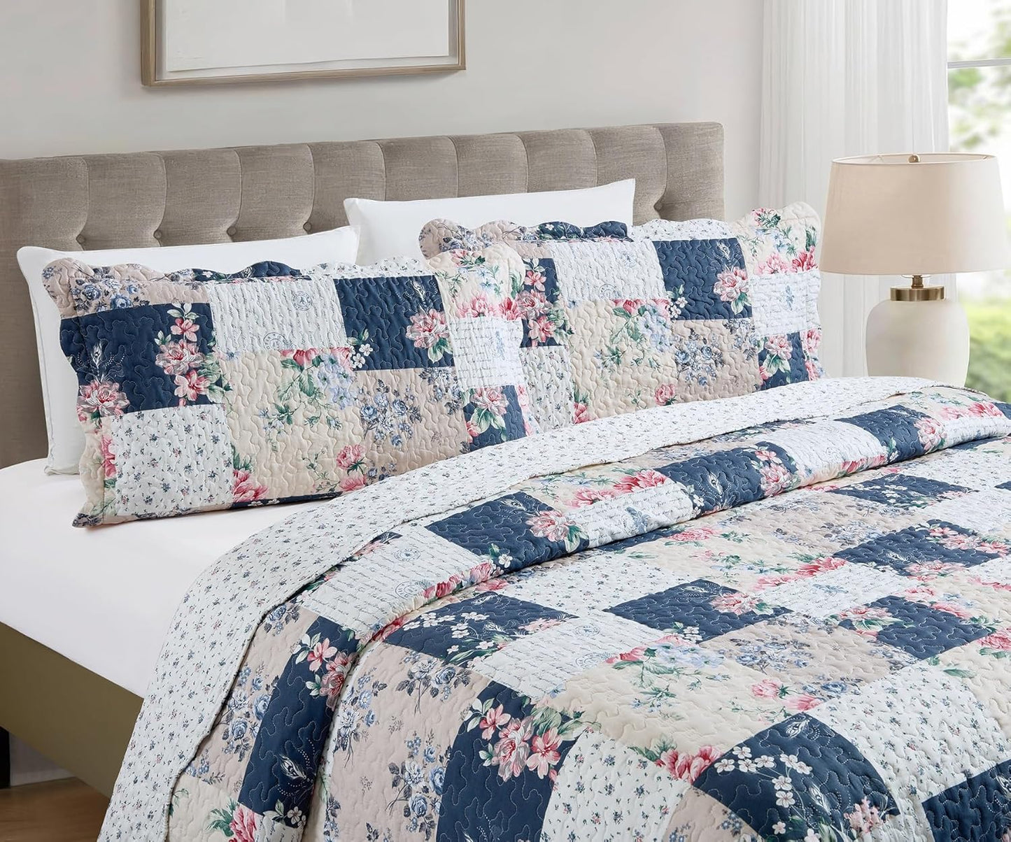 Brilliant Sunshine Roses in Beige Quilt Set, 3-Piece Bedding Sets, Lively Patchwork Design, Washable and Reversible Bedspread, Soft Lightweight Coverlet, All-Season, King/Cal King, Vintage Indigo