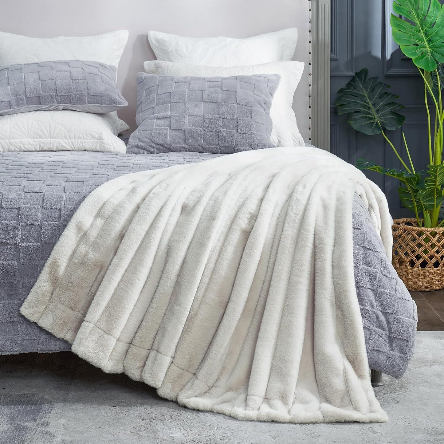 Cozy Bliss Faux Fur Throw Blanket for Couch, Cozy Soft Plush Thick Winter Blanket for Sofa Bedroom Living Room, 50 * 60 Inches Beige