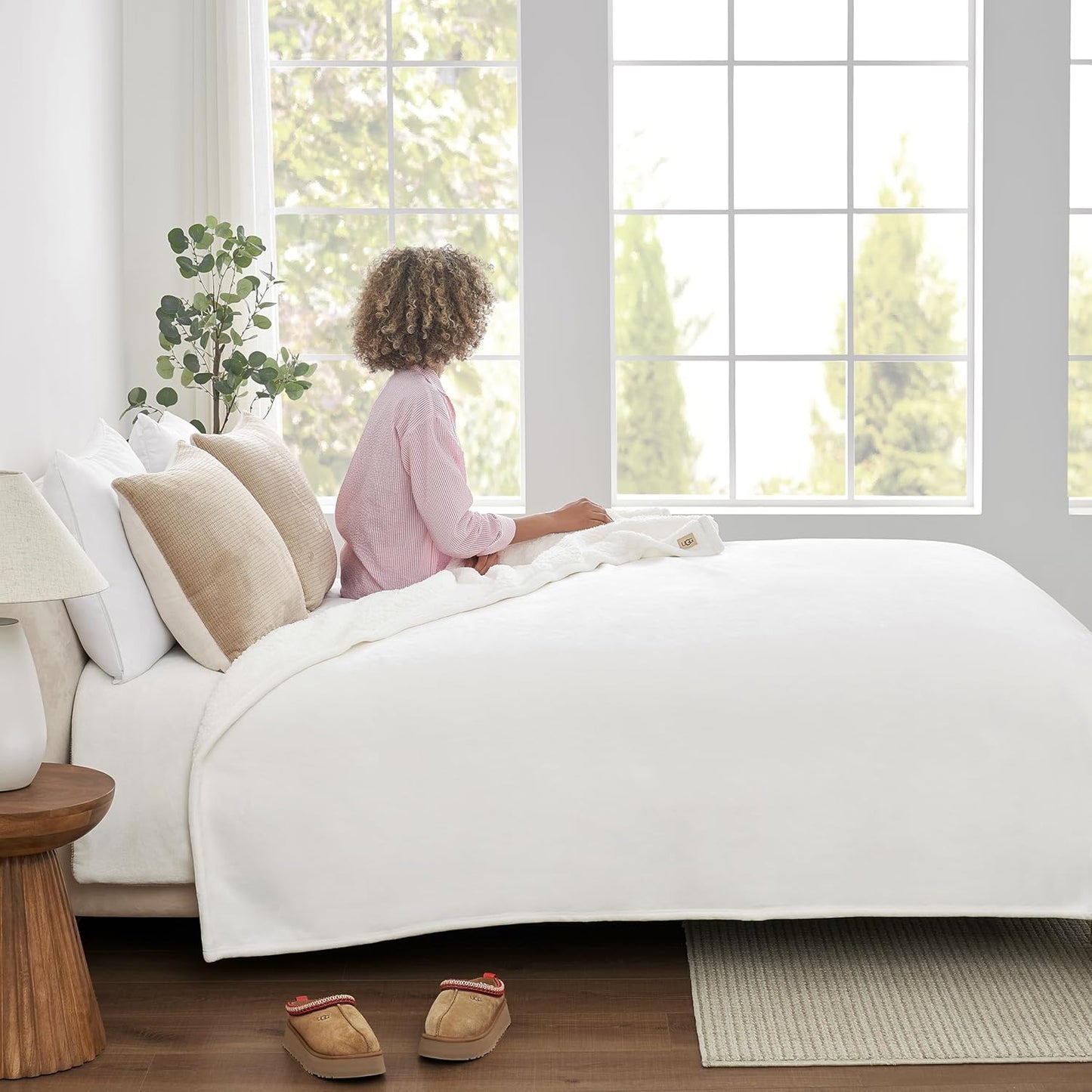UGG Ariana King/California King Blanket Fleece Fluffy Reversible Soft Fuzzy Bedding Cozy Plush Warm Oversized Blanket Machine Washable Bedroom Decor for Big Couch Bed, 110-inch x 90-inch, White Snow