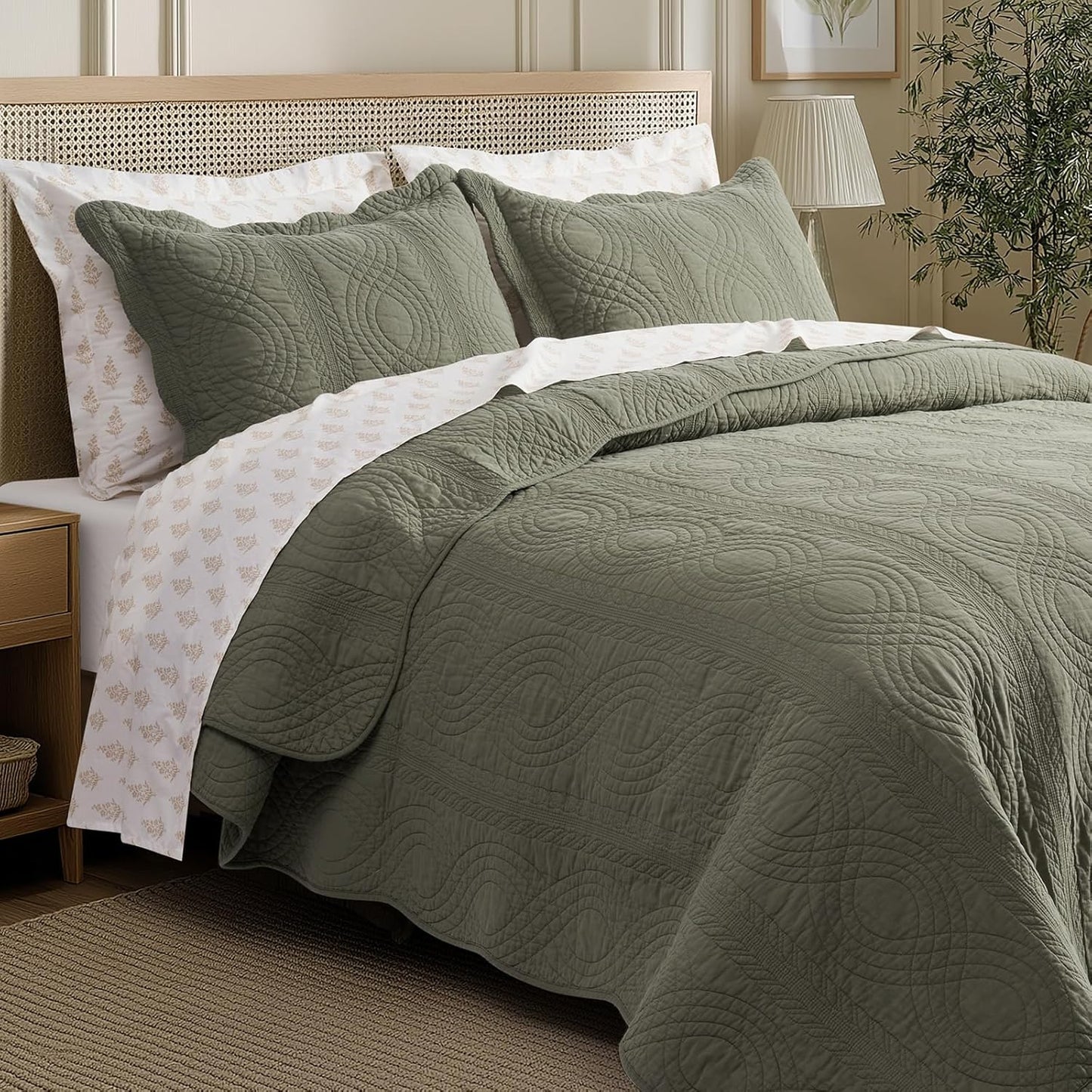 EVERGRACEHOME 100% Cotton Scallop Quilt Set, Queen Size 3 Piece Set – Lightweight Bedspread with 2 Shams, Soft Prewashed Matelasse Coverlet for Cozy and Elegant Bedding, Olive Green