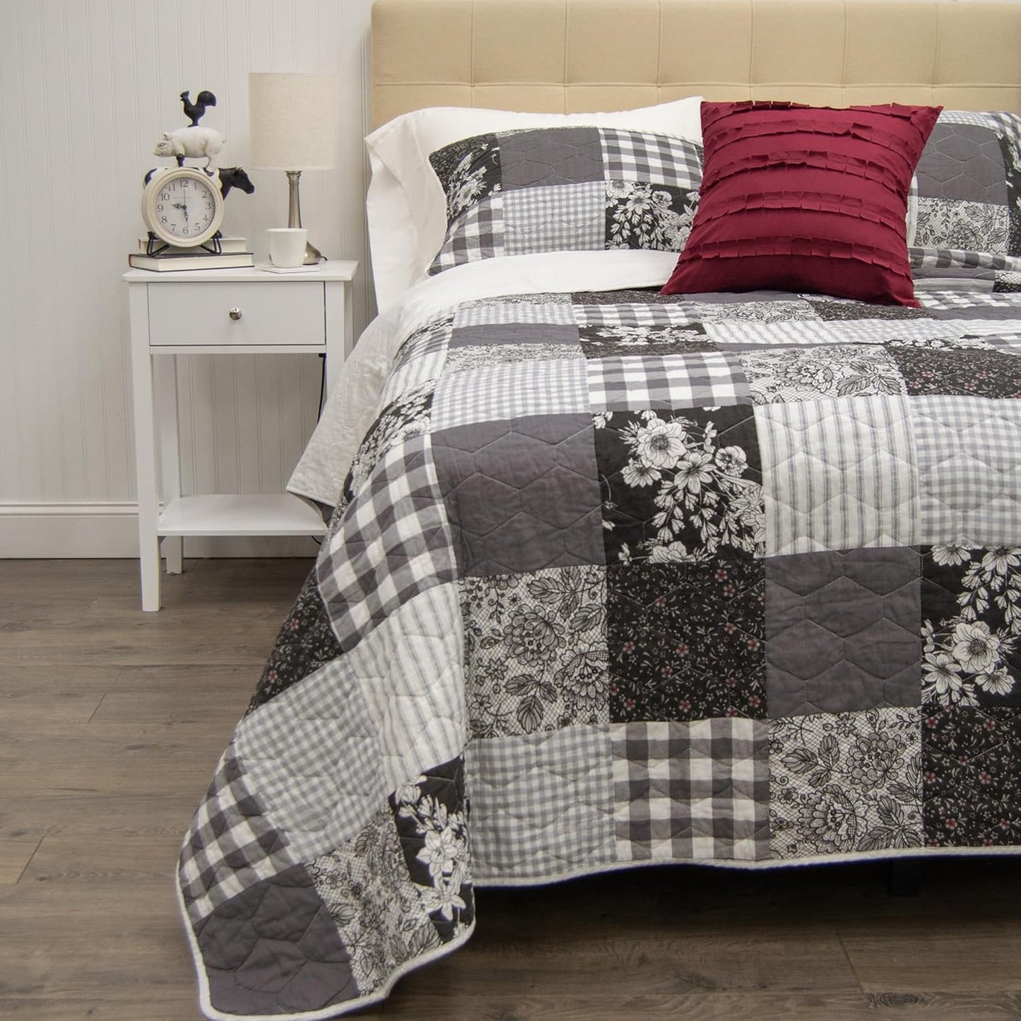 Donna Sharp Indiana Farmhouse Pieced Cotton Quilted Bedding Set - 3-Piece Queen Size Quilt Set - Includes 1 Quilt and 2 Pillow Shams - Machine Washable - Perfect for Rustic Decor