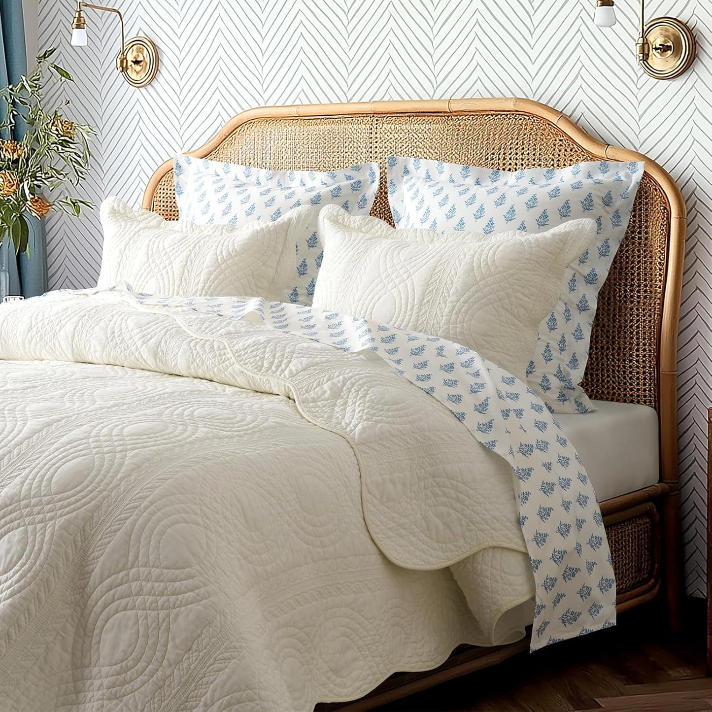 EVERGRACE 100% Cotton Scallop Quilt Set, King Size 3 Piece Set – Lightweight Bedspread with 2 Shams, Soft Prewashed Matelasse Coverlet for Cozy and Elegant Bedding, Ivory Cream