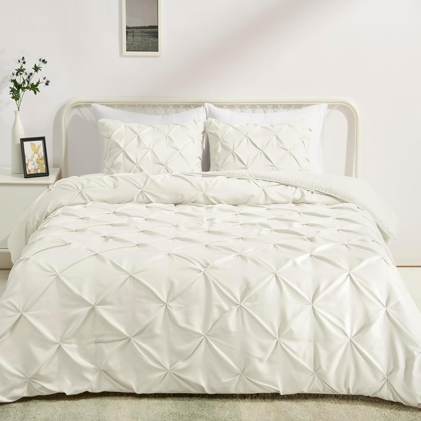 Amazon Basics Warm, Breathable Queen Size Comforter Sets, All-Season Down-Alternative 3-Piece Bedding Set, Pinch Pleat Design, Full/Queen Size, Cream